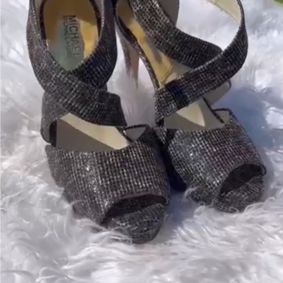 Michael Kors Black and Gold Textured snakeskin print Heels size 7 - Picture 2 of 15